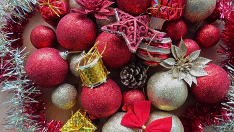 primer plano de bolas de navidad doradas y rojas en un fondo navideño