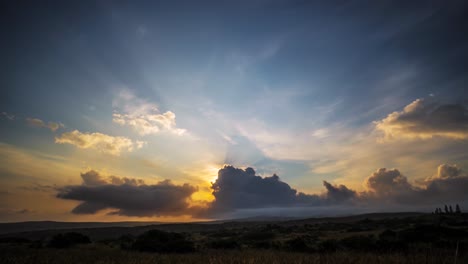 Wunderschöne-Tropische-Wolken-Bewegen-Sich-Im-Zeitraffer-Am-Horizont-2