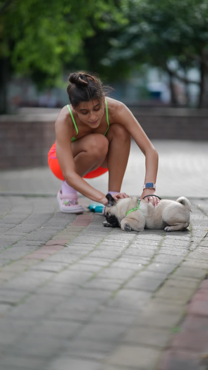 mujer jugando con su perro en el parque