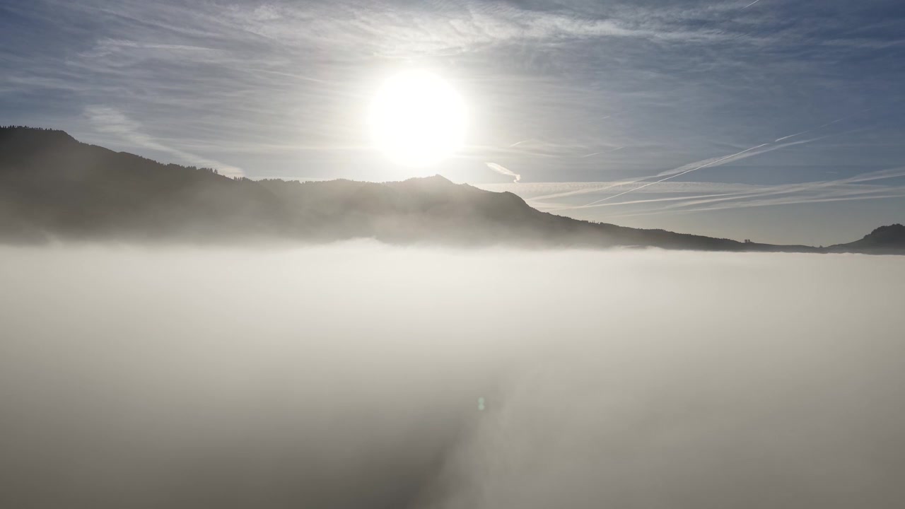 Riprese drone con sole basso sopra la nebbia in Svizzera. Girato con DJI Mavic Air 3s 4K 60fps 150mbit
