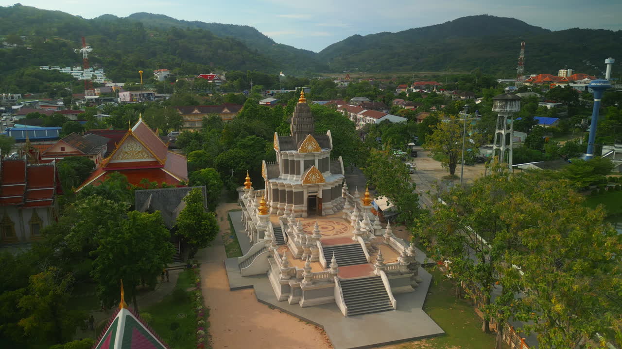 vista aérea de un complejo de templos budistas en tailandia