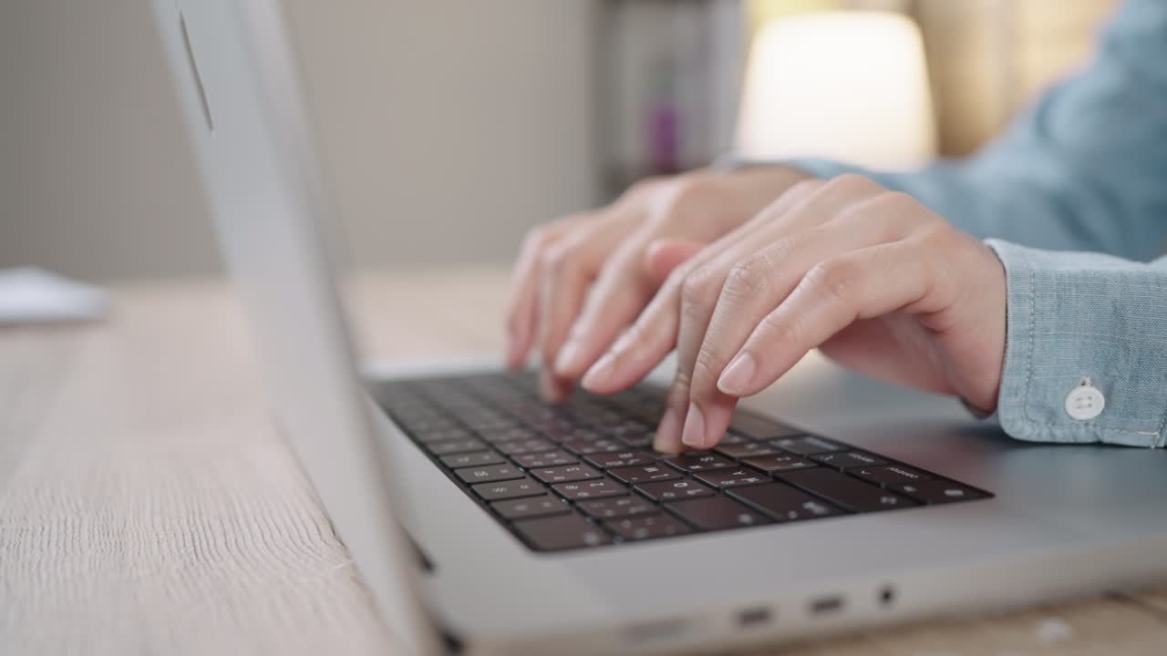 fotografía de cerca de las manos de una mujer de negocios escribiendo en el teclado de una computadora portátil para buscar información, soporte de comunicación en línea, investigación de mercadotecnia, informe de negocios en el escritorio de la oficina por la noche.