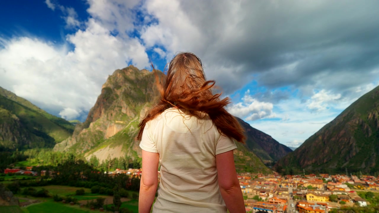 Veduta da dietro di una turista a un punto panoramico su Ollantaytambo, Valle Sacra.