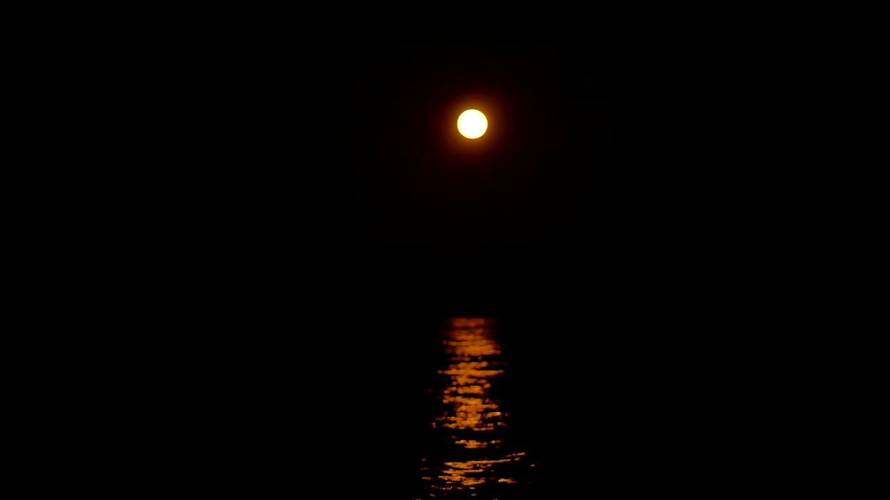 luna piena sopra il mare 4k