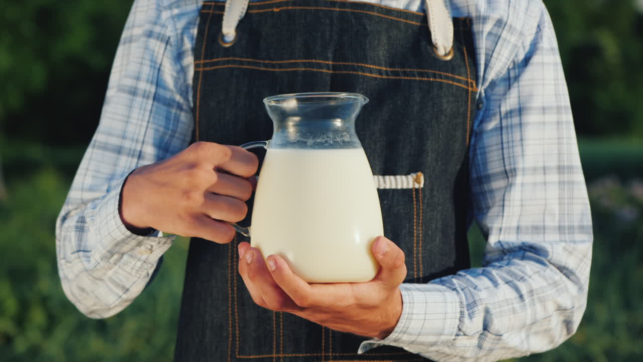 el agricultor sostiene una jarra con concepto de productos orgánicos de leche