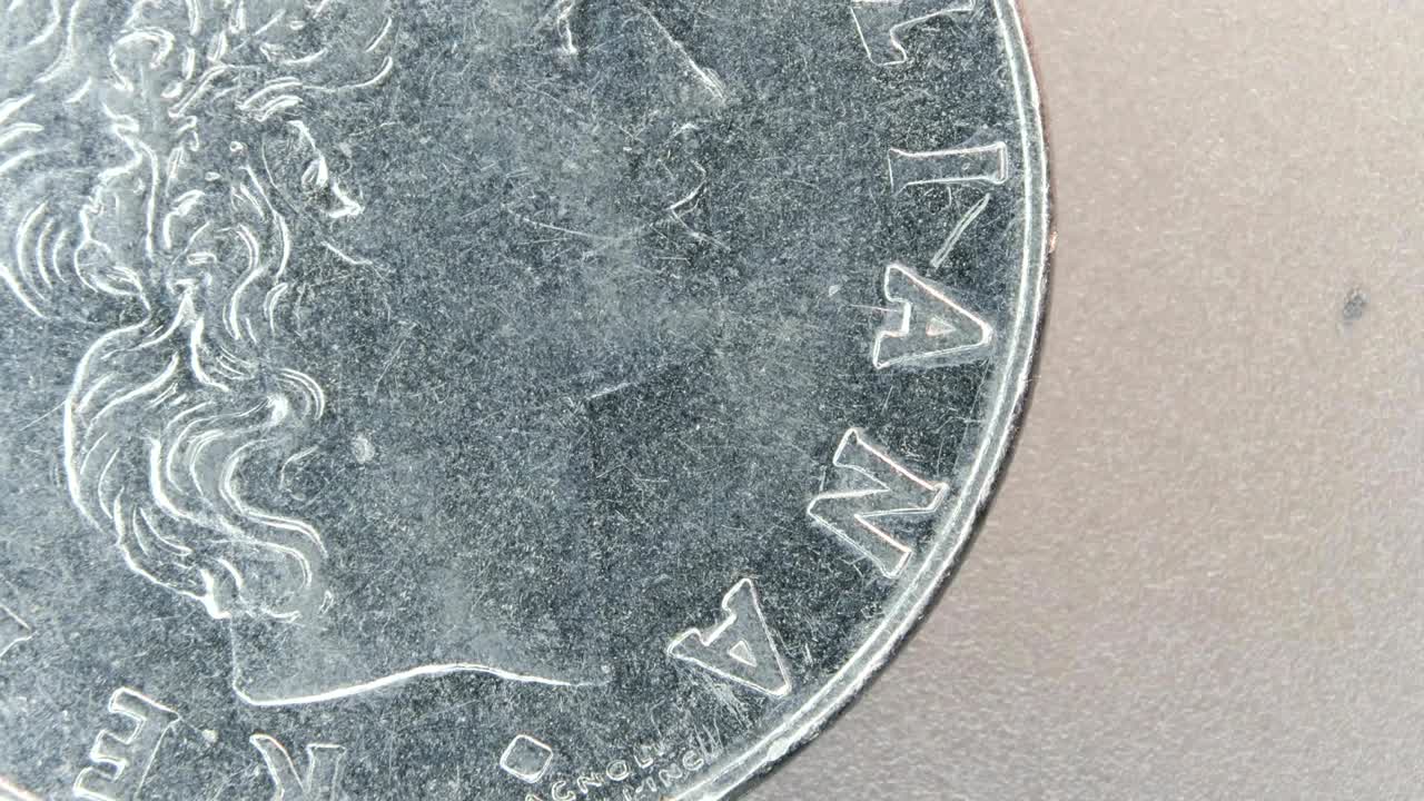 primer plano de monedas muy antiguas