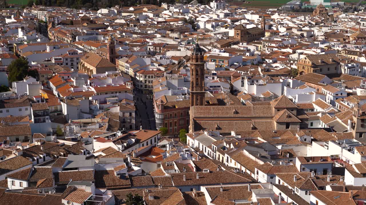 Inquadratura ravvicinata del paesaggio urbano di Antequera con torre della chiesa e case