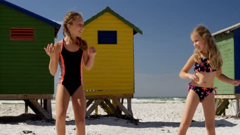 hermanos bailando en la playa 4k