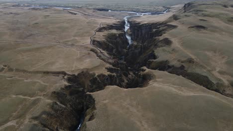 Islandia-Fjadrarglijufur-Canyon-Drone-Aéreo-.mp4