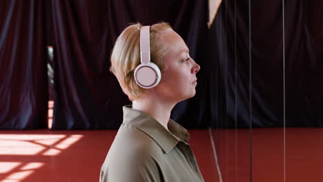 Woman-dancing-with-headphones