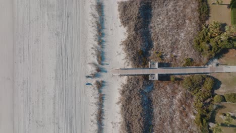 paseo marítimo de la playa desde las dunas hasta la arena desde arriba