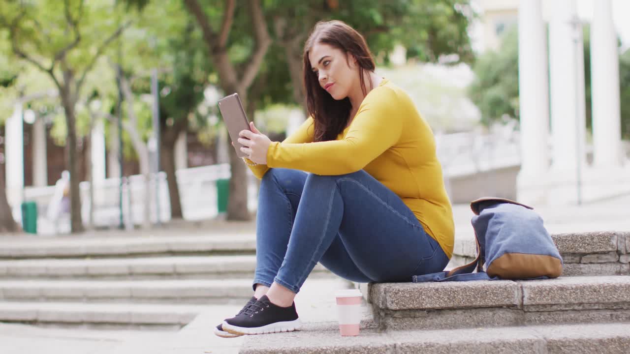 mujer caucásica joven usando una tableta