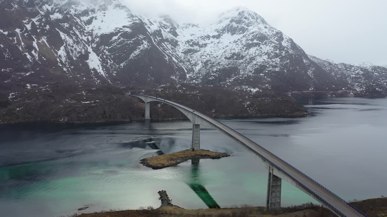 volando sobre los picos de las montañas lofoten reine con vistas al pintoresco océano azul invernal