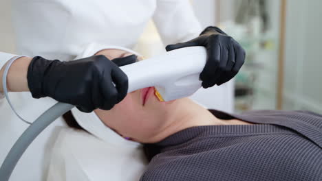procedimiento de tratamiento facial con láser