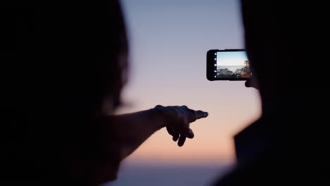 Silhouette-Eines-Alten-Paares,-Das-Mit-Seinem-Smartphone-Einen-Wunderschönen-Sonnenuntergang-Im-Hotelzimmer-Fotografiert-Und-Im-Urlaub-Einen-Erfolgreichen-Ruhestandslebensstil-Genießt-Und-Einen-Romantischen-Urlaub-Teilt