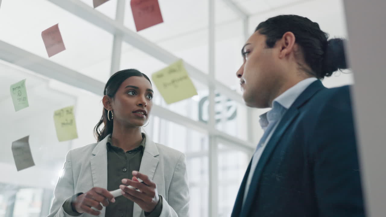 팀워크, 유리 벽과 사업가들