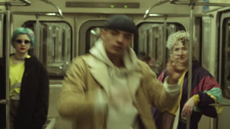 bailarín masculino realizando hip hop con chicas en el tren del metro