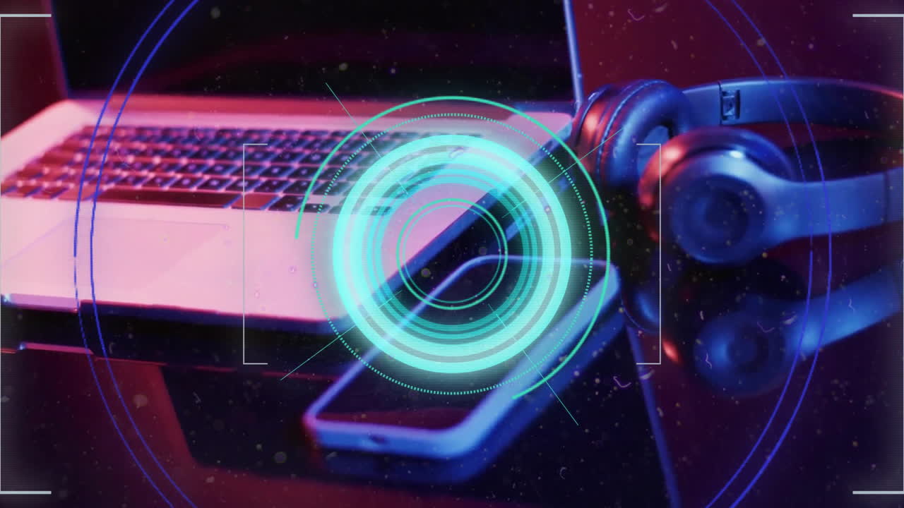 스마트폰, 헤드폰 및 노트북을 통해 데이터 처리를 하는 회로판의 애니메이션