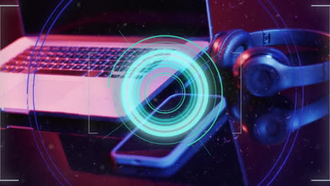 animación de la placa de circuitos con procesamiento de datos a través de teléfonos inteligentes, auriculares y portátiles
