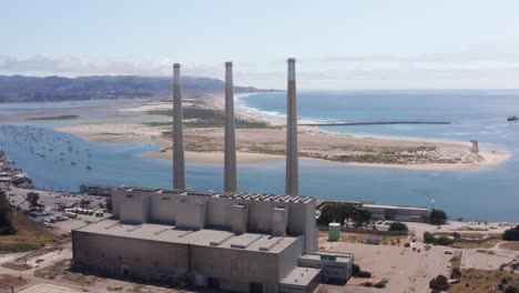 tomada aérea de la planta de energía abandonada de morro bay cerca de morro rock en el borde de morro bay, california