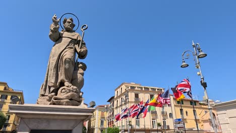 estatua con banderas en sorrento, italia