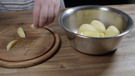 Ein-Koch-Legt-Rohe-Kartoffelscheiben-In-Eine-Schüssel