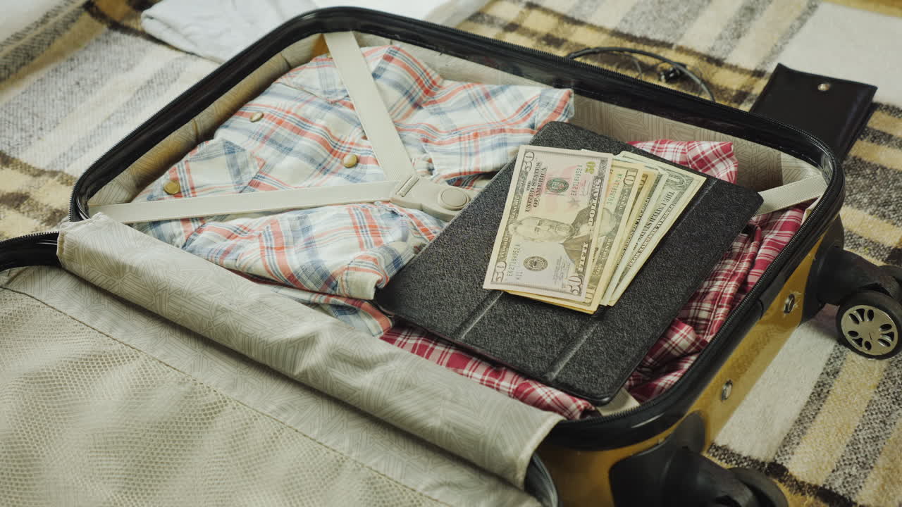 한 남자가 길에서 물건을 모으고 가방에 돈이 든 지갑을 넣습니다 4k 비디오