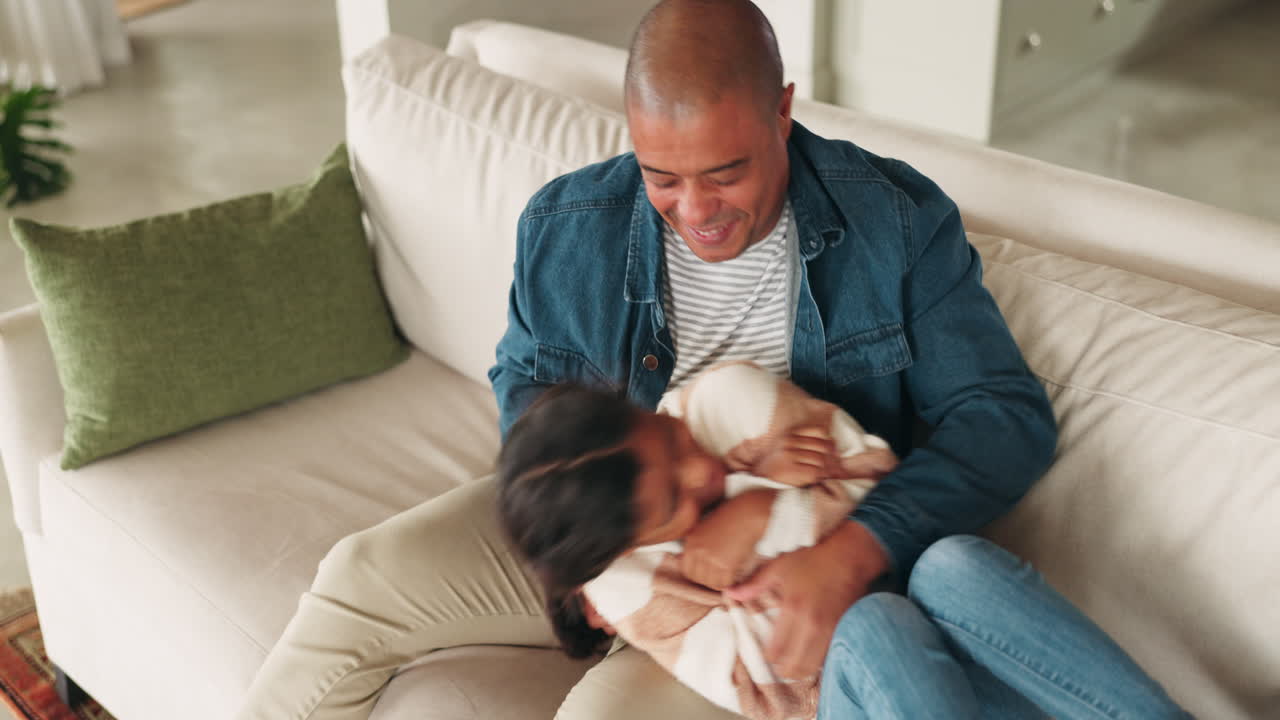 jugar, padre y hija en un sofá