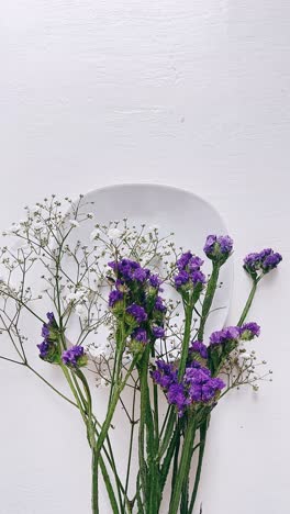 flores púrpuras y blancas en un plato blanco