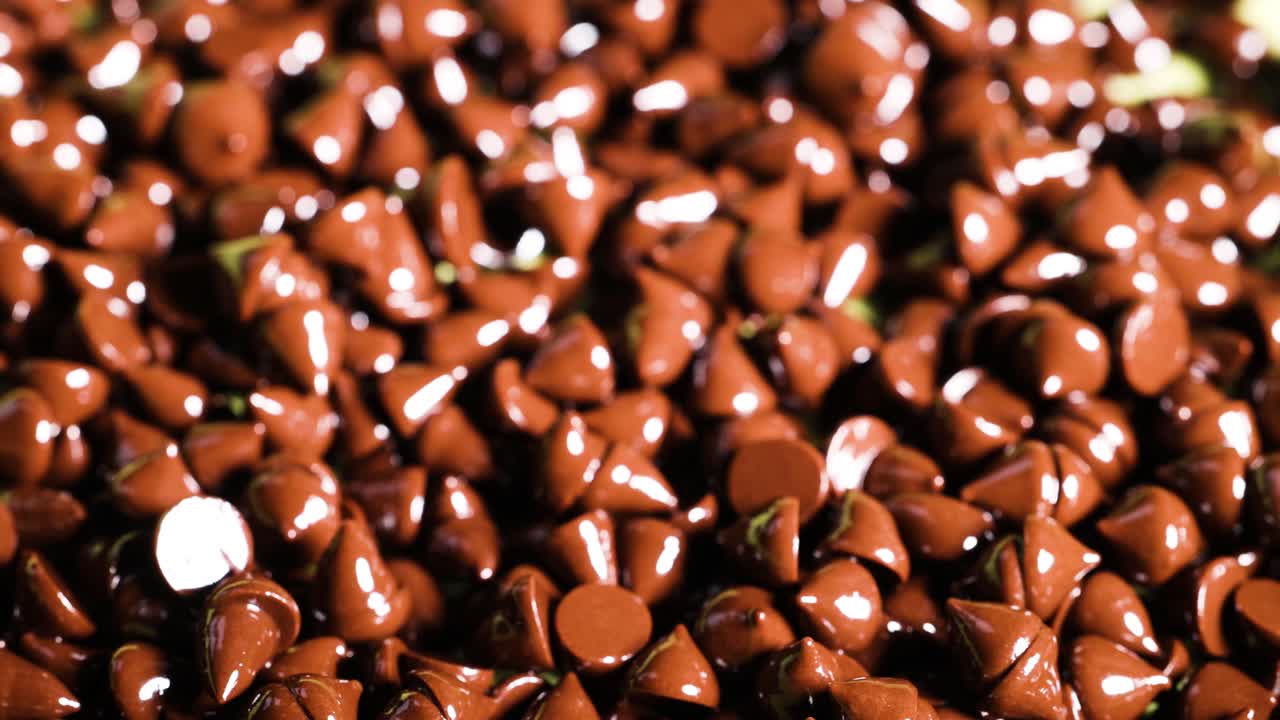 vista de cerca de las fichas de chocolate en movimiento