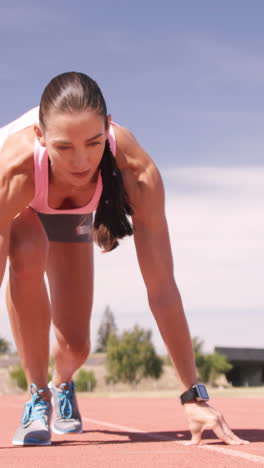 mujer deportista enfocada corriendo