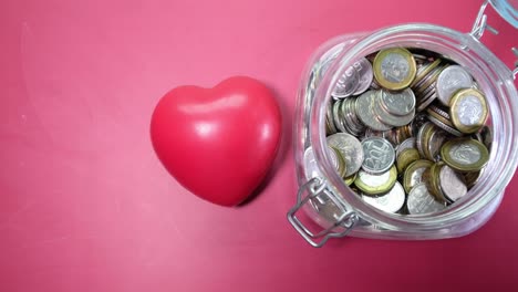 frasco de donación con corazón rojo