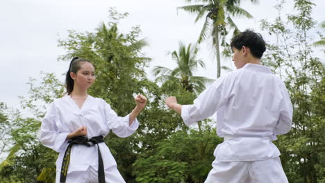 una pareja joven peleando en clase al aire libre.