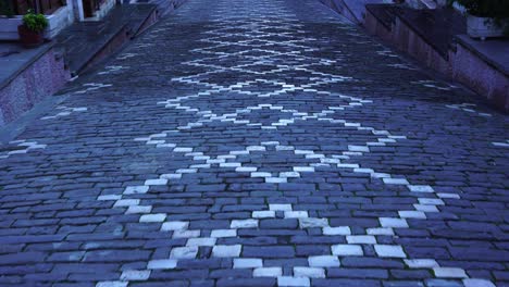 callejones decorados con motivos tradicionales por azulejos de piedra tallada en gjirokastra