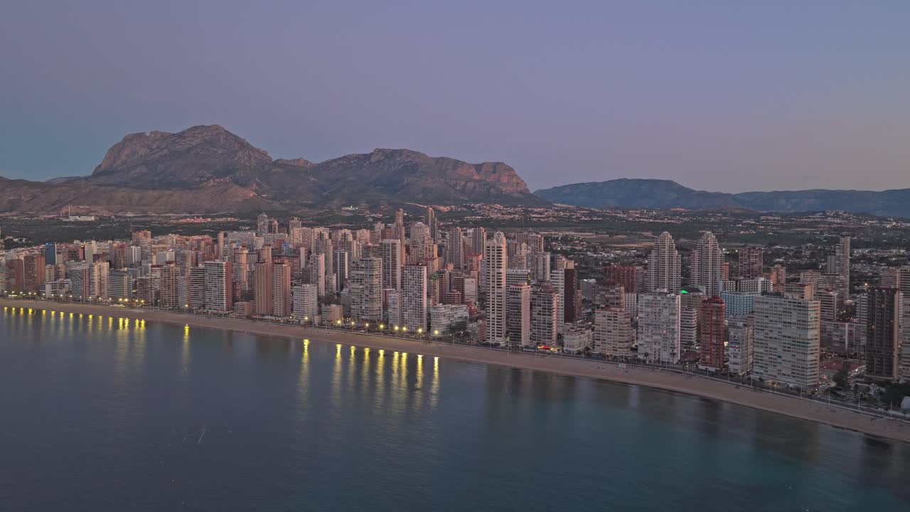 Vista aerea dello skyline della città di Benidorm e della costa al tramonto