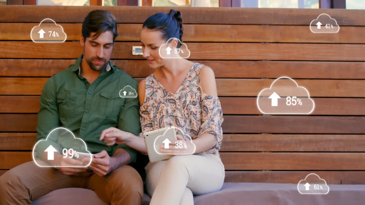 icono de nube múltiple con un porcentaje creciente contra el hombre y la mujer que usan teléfonos inteligentes y tecnología digital