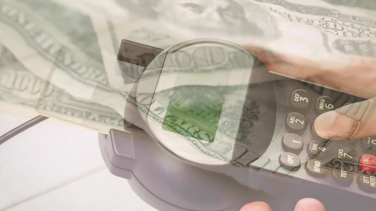 지불 터미널을 들고 있는 백인 남자의 손에 떨어지는 달러 지폐의 애니메이션