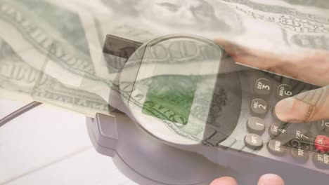 animación de billetes de dólar que caen sobre la mano de un hombre caucásico que tiene una terminal de pago