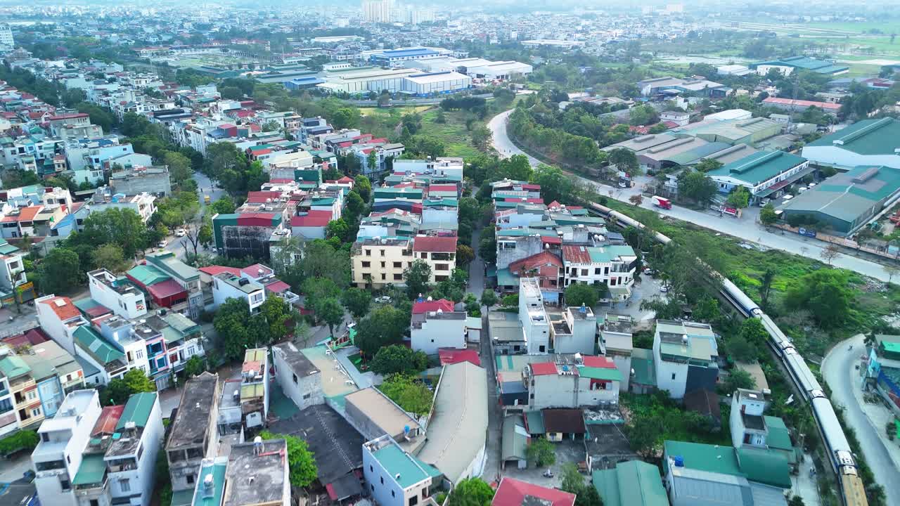 Kereta api melaju melalui pusat kota di Vietnam.