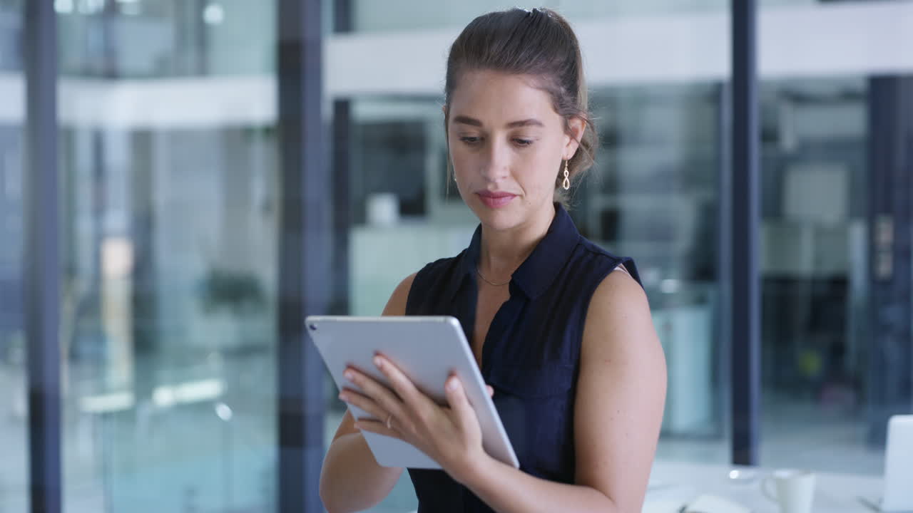 mujer trabajando en una tableta en una oficina moderna