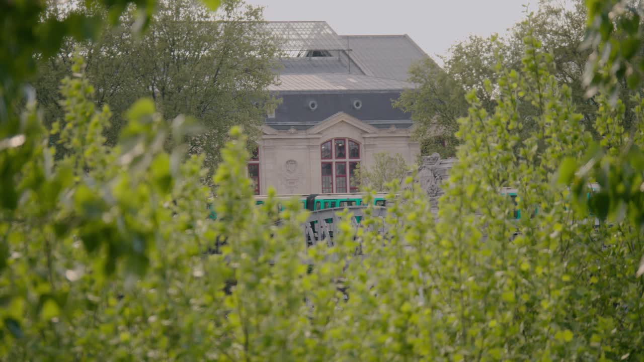 프랑스 파리에서 움직이는 기차와 건물 외관의 전망