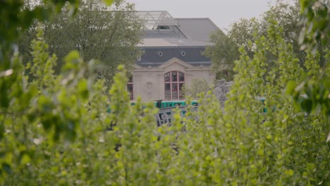 Vista-De-Un-Tren-En-Movimiento-Y-Fachada-De-Edificio-En-París,-Francia