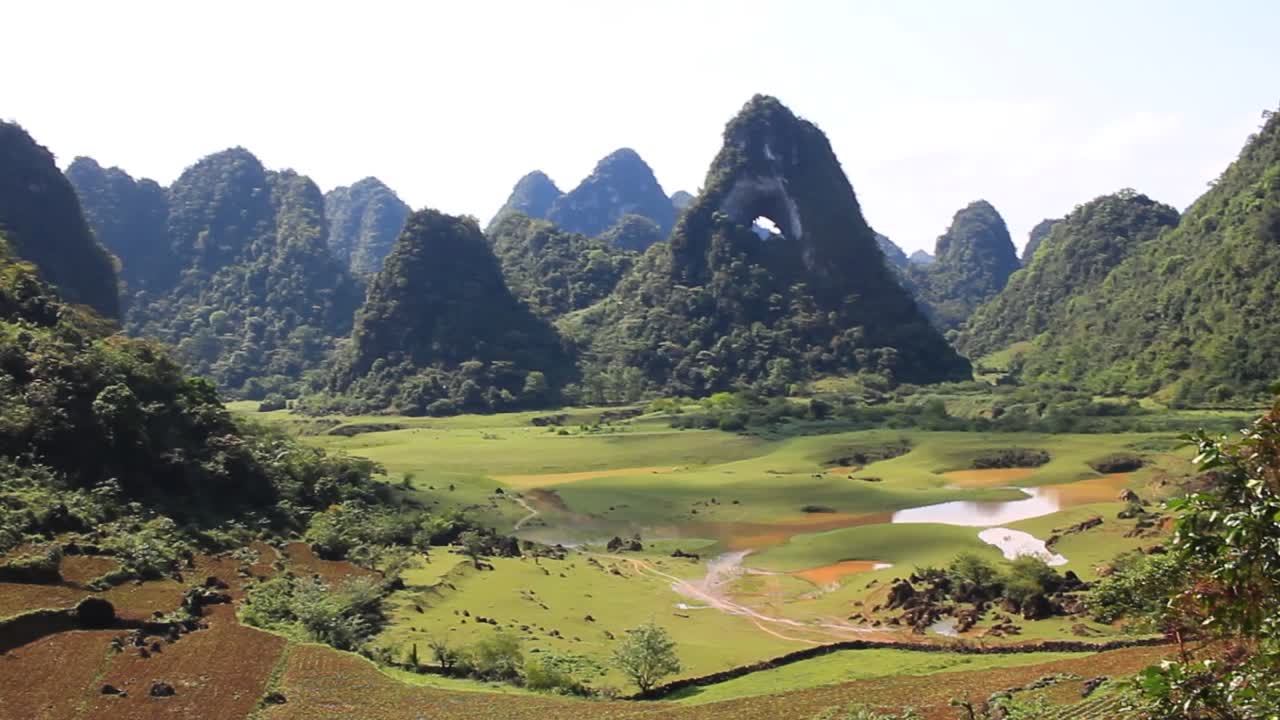 들판에 말과 산에 눈이 있는 베트남 북부 카오방의 산의 숨막히는 전경