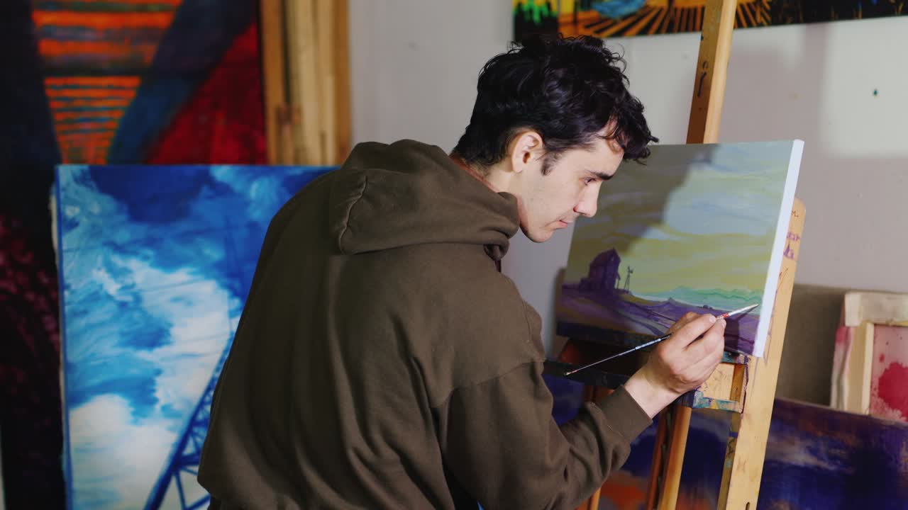 누군가 캔버스에 붓 여자로 그림을 그리고 있다