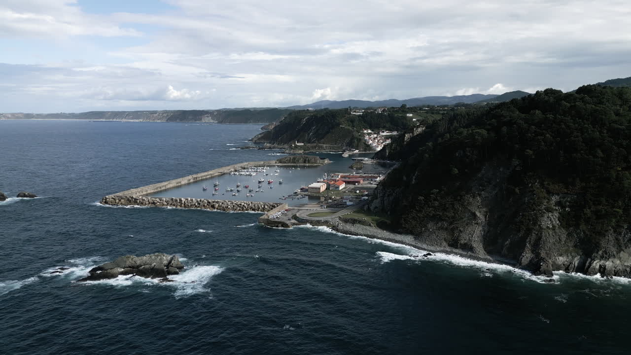Ripresa con drone del porto nel nord della Spagna.