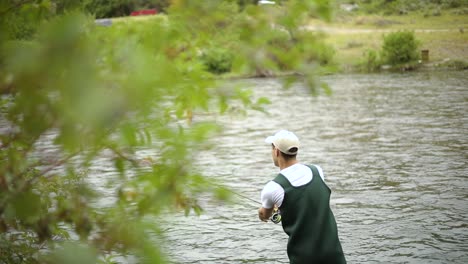 Toma-En-Cámara-Lenta-De-Un-Pescador-Caucásico-Lanzando-Su-Anzuelo-Mientras-Pesca-Con-Mosca-6