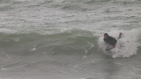 un hombre surfeando en una ola