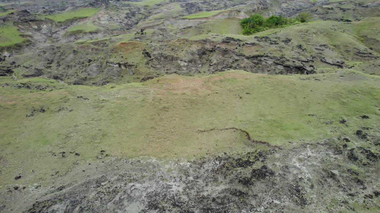 попробуйте спокойствие пустыни, когда дрон летит над спокойными пейзажами, где царит тишина и время стоит на месте.