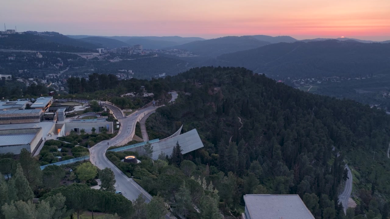 Tramonto sulla struttura di uscita a sbalzo del Museo dell'Olocausto Yad Vashem, annidato sul Monte del Ricordo a Gerusalemme.