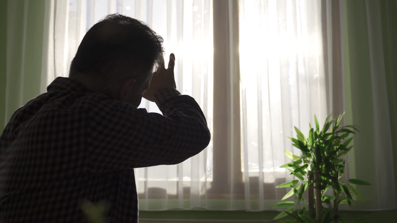 걱정하고 고민하는  ⁇ 은이가 집에서 혼자 앉아서 삶과 고독에 대해 혼자 생각하고 있습니다.